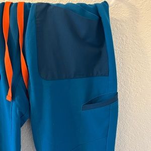 Figs brand Zamora scrub bottoms with front pocket detail. Sz xs barely worn